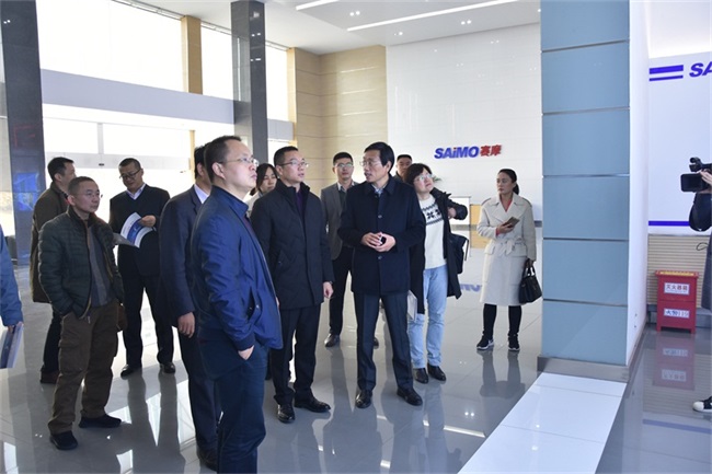 李總帶著參觀智能設備